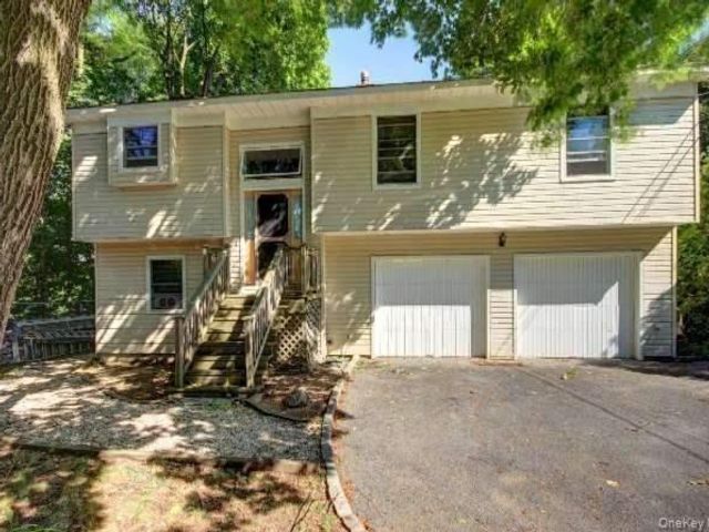  5 BR,  2.00 BTH &nbsp;Hi ranch style home in Locust Valley