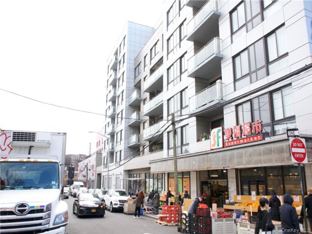  2 BR,  2.00 BTH &nbsp;Other style home in Elmhurst