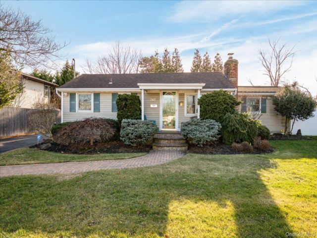 [Lindenhurst Real Estate, listing number 7244060]