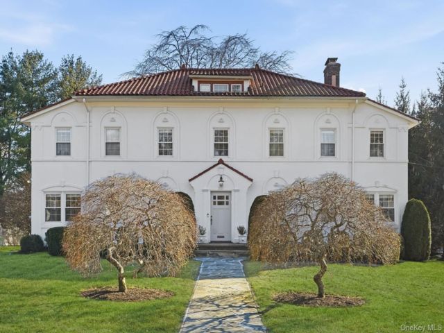 5 BR,  4.00 BTH &nbsp;Colonial style home in New Rochelle