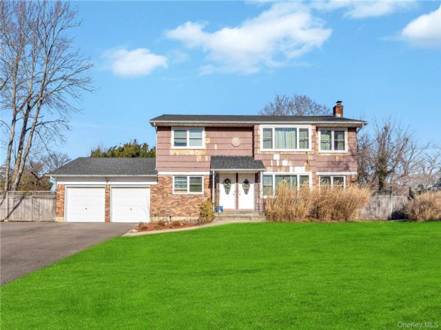 [Hauppauge Real Estate, listing number 7244109]