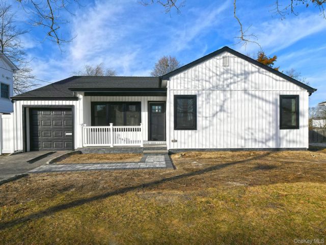  4 BR,  2.00 BTH &nbsp;Ranch style home in Merrick