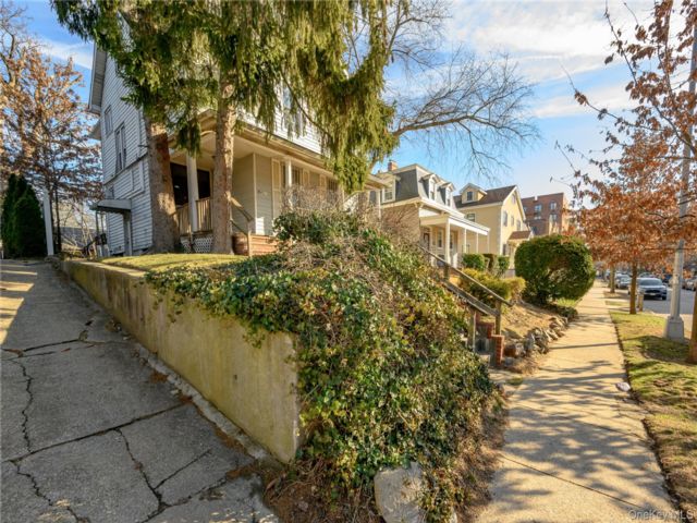  5 BR,  2.00 BTH &nbsp;Colonial style home in Richmond Hill