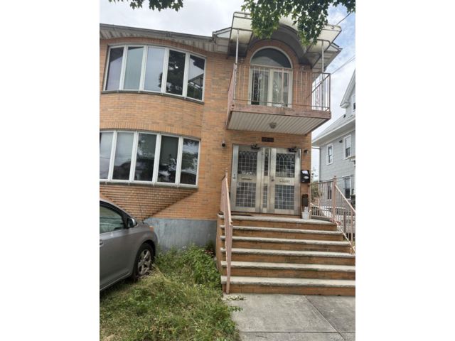  3 BR,  2.00 BTH &nbsp;Contemporary style home in Flushing