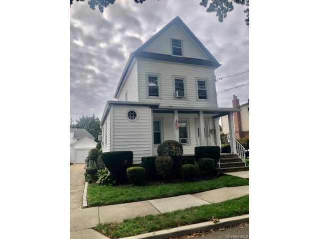  3 BR,  2.00 BTH &nbsp;Colonial style home in Floral Park