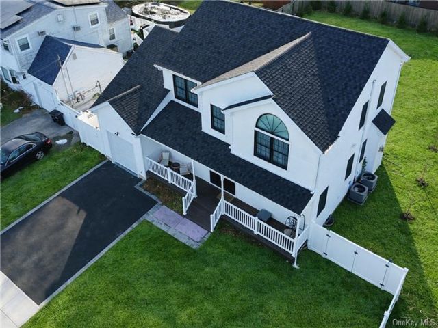  5 BR,  3.00 BTH &nbsp;Colonial style home in Lindenhurst