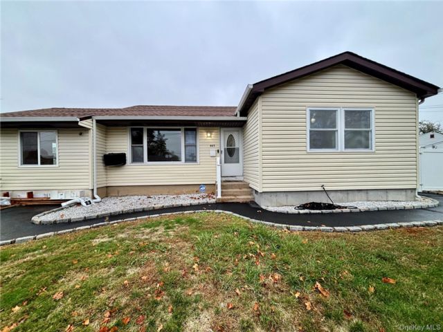  4 BR,  1.00 BTH &nbsp;Ranch style home in Brentwood