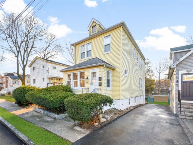  4 BR,  2.00 BTH &nbsp;Colonial style home in Yonkers