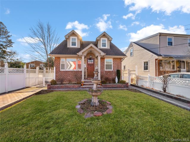  4 BR,  2.00 BTH &nbsp;Exp cape style home in Mineola