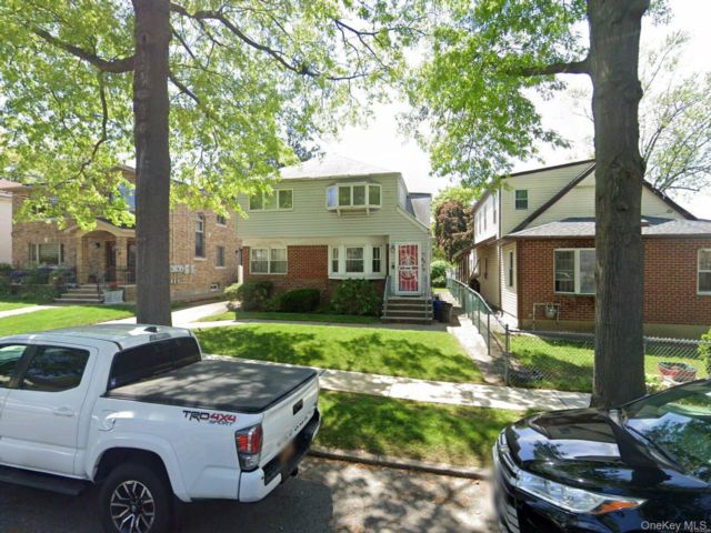  6 BR,  3.00 BTH &nbsp;Colonial style home in Little Neck