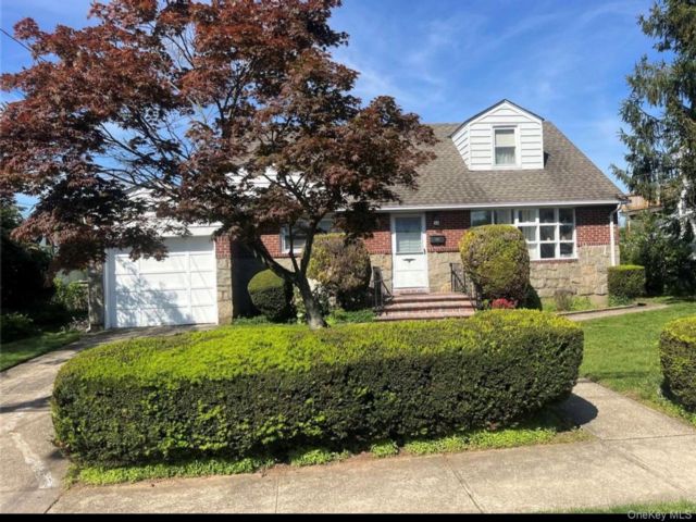  4 BR,  2.00 BTH &nbsp;Cape cod style home in South Farmingdale
