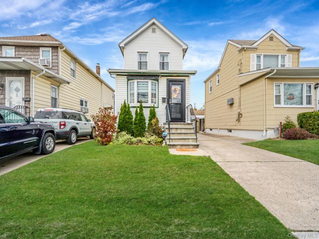  3 BR,  2.00 BTH &nbsp;Colonial style home in East Rockaway