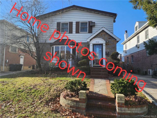  5 BR,  4.00 BTH &nbsp;Colonial style home in Fresh Meadows
