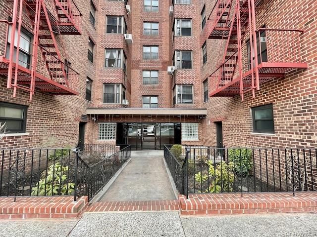  1 BR,  1.00 BTH &nbsp;Other style home in Jackson Heights