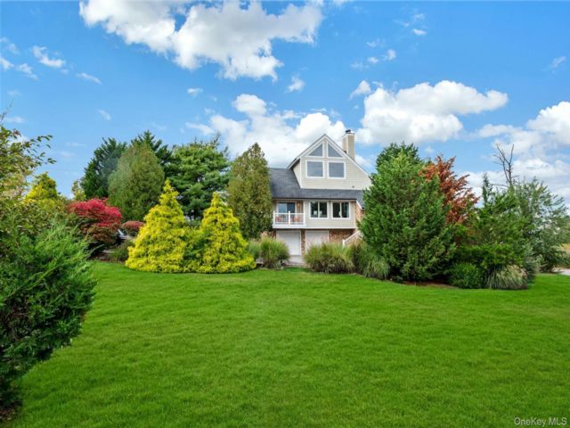  3 BR,  2.00 BTH &nbsp;Post modern style home in Hampton Bays