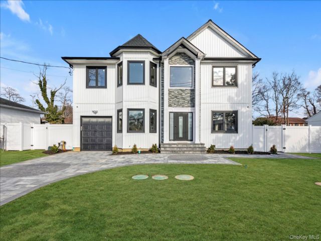  5 BR,  3.00 BTH &nbsp;Colonial style home in Deer Park