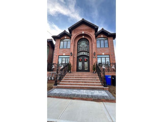  2 BR,  2.00 BTH &nbsp;Colonial style home in Bayside