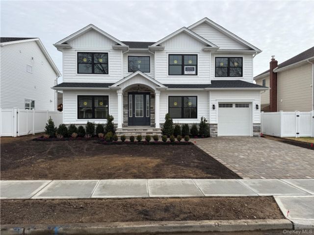  5 BR,  3.00 BTH &nbsp;Colonial style home in Franklin Square