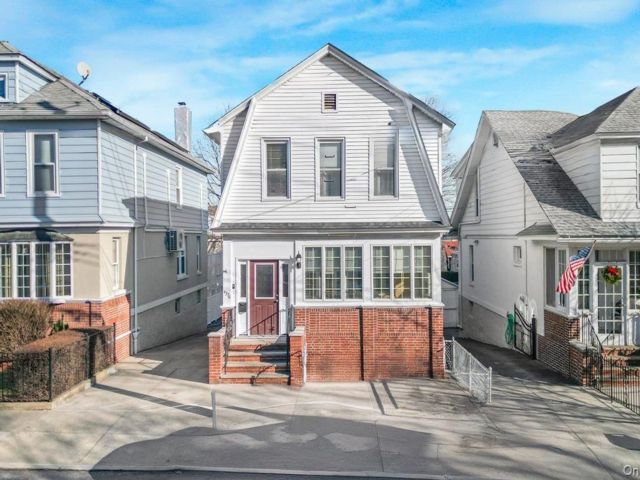  4 BR,  2.00 BTH &nbsp;Colonial style home in Woodlawn