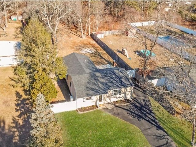  4 BR,  2.00 BTH &nbsp;Exp ranch style home in Selden