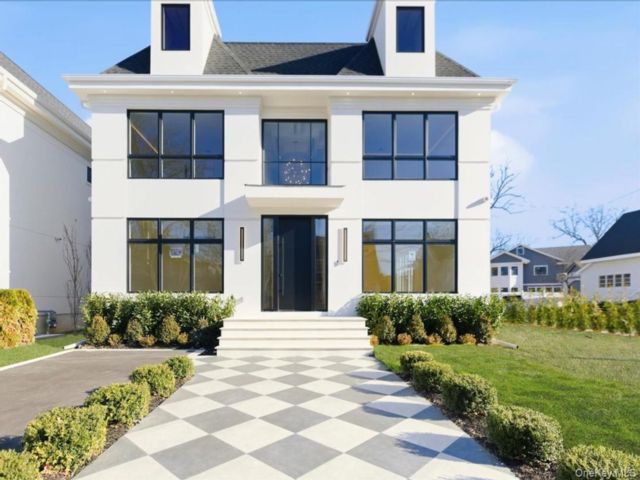  5 BR,  5.00 BTH &nbsp;Colonial style home in Woodmere