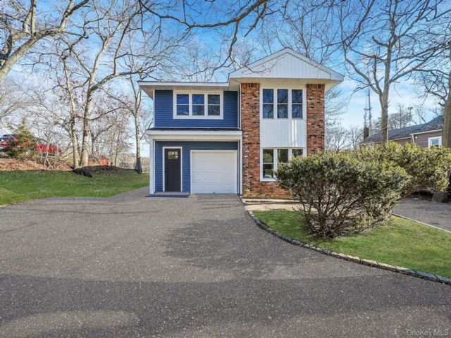  5 BR,  4.00 BTH &nbsp;Colonial style home in Farmingville