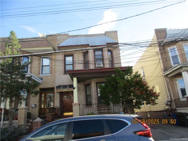  4 BR,  4.00 BTH &nbsp;Contemporary style home in Middle Village