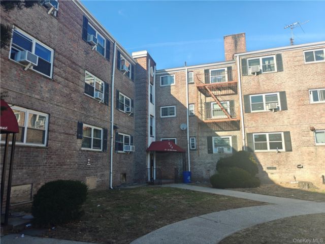  2 BR,  1.00 BTH &nbsp;Garden style home in Forest Hills