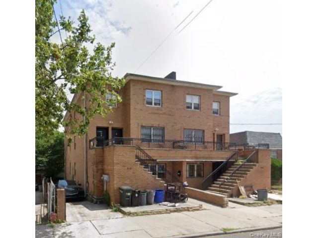  9 BR,  7.00 BTH &nbsp;Colonial style home in Cypress Hills