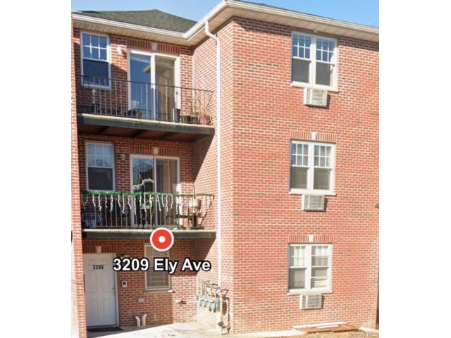  9 BR,  6.00 BTH &nbsp;House style home in Esplanade