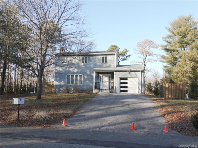  5 BR,  2.00 BTH &nbsp;Colonial style home in Calverton