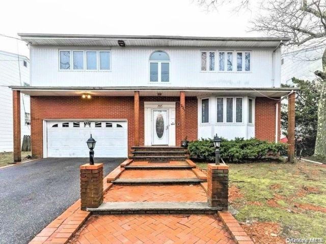  9 BR,  4.00 BTH &nbsp;Colonial style home in North Woodmere