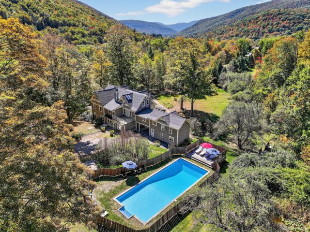  7 BR,  5.00 BTH &nbsp;Victorian style home in Hunter