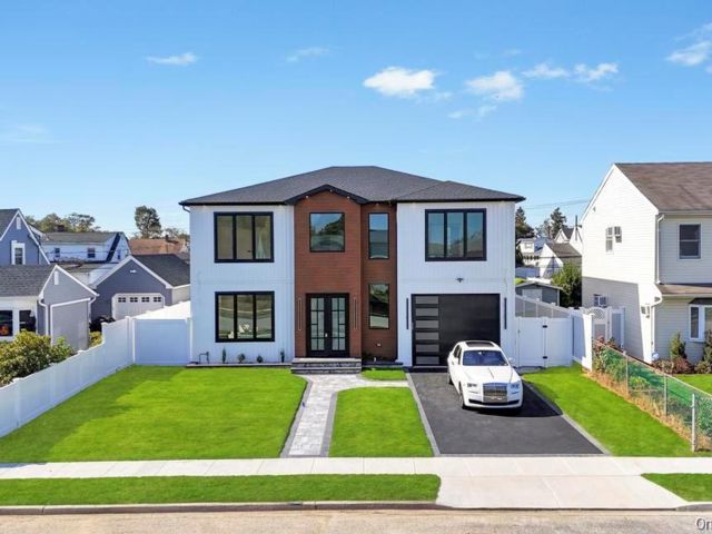  5 BR,  6.00 BTH &nbsp;Colonial style home in Hicksville