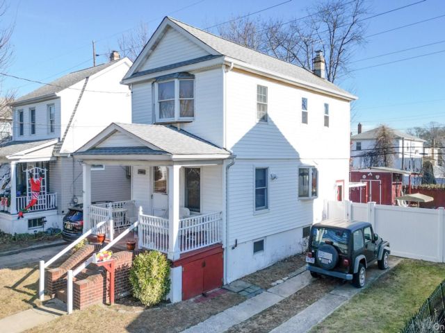  3 BR,  2.00 BTH &nbsp;Colonial style home in Valley Stream