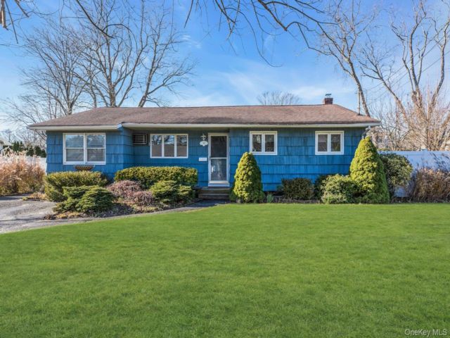  3 BR,  2.00 BTH &nbsp;Ranch style home in Sayville
