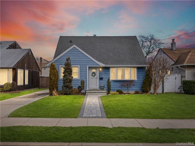  3 BR,  1.00 BTH &nbsp;Cape cod style home in Oceanside