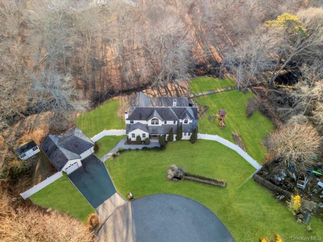  4 BR,  3.00 BTH &nbsp;Colonial style home in Moriches