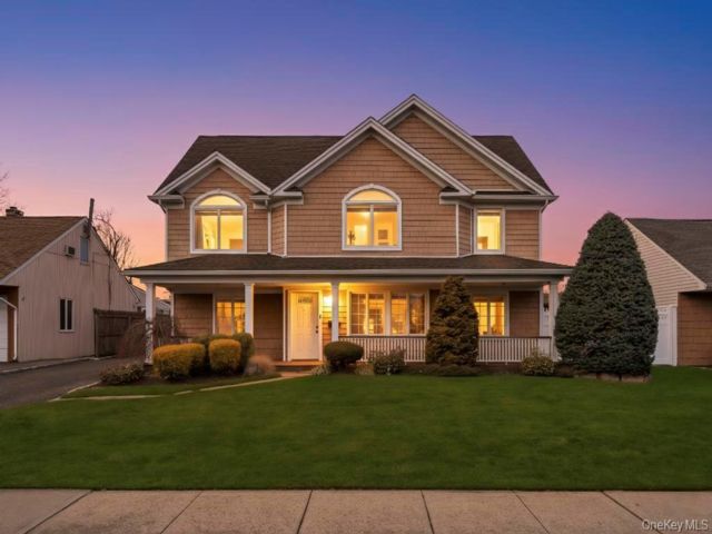  5 BR,  2.00 BTH &nbsp;Colonial style home in Bethpage