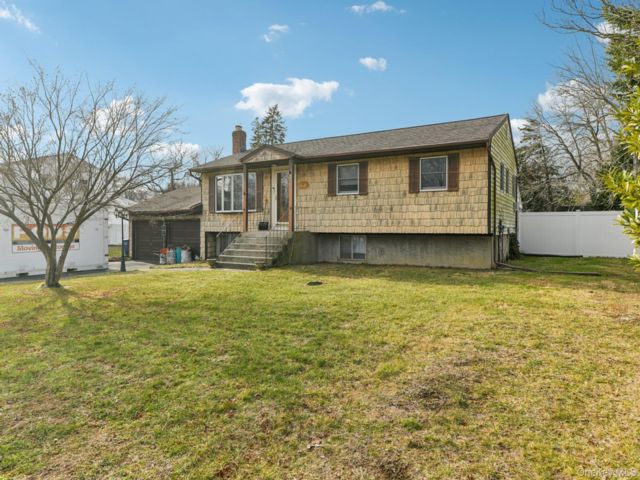  4 BR,  3.00 BTH &nbsp;Raised ranch style home in Port Jefferson Station