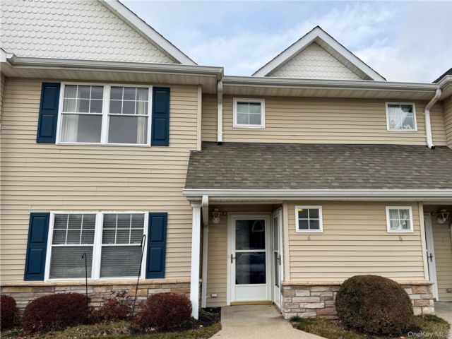  2 BR,  2.00 BTH &nbsp;Condo style home in Melville