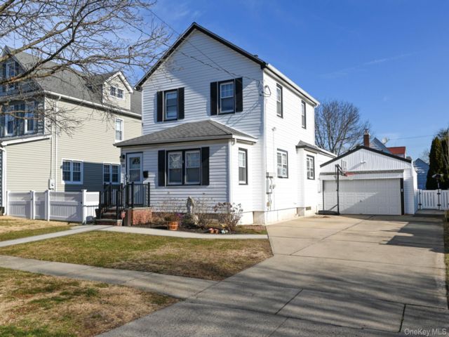  3 BR,  2.00 BTH &nbsp;House style home in Floral Park