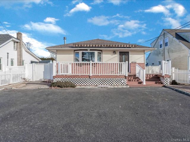  4 BR,  2.00 BTH &nbsp;Ranch style home in Bay Shore