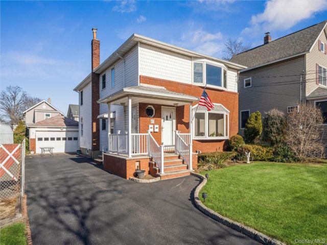  4 BR,  2.00 BTH &nbsp;Contemporary style home in Valley Stream