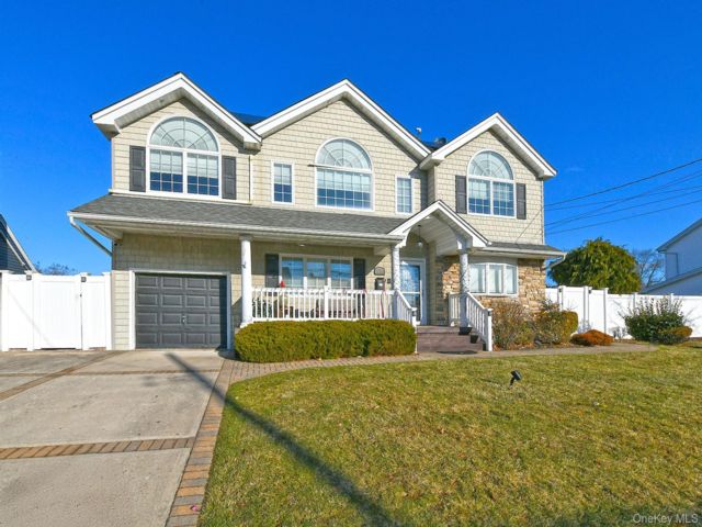  6 BR,  4.00 BTH &nbsp;Colonial style home in Bethpage