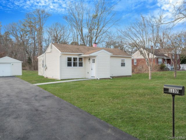  3 BR,  1.00 BTH &nbsp;Ranch style home in Bay Shore