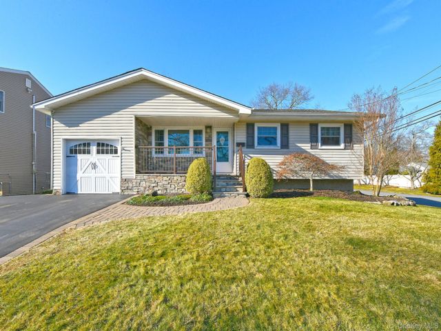  3 BR,  2.00 BTH &nbsp;Ranch style home in West Islip