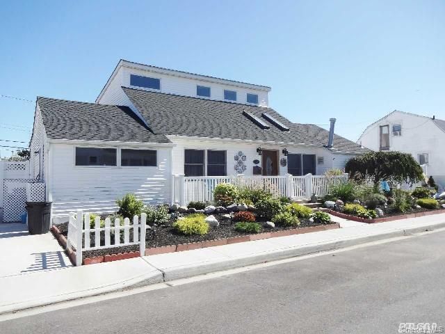  3 BR,  2.00 BTH &nbsp;Exp ranch style home in Long Beach