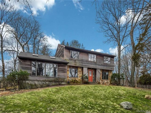  4 BR,  3.00 BTH &nbsp;Colonial style home in Northport