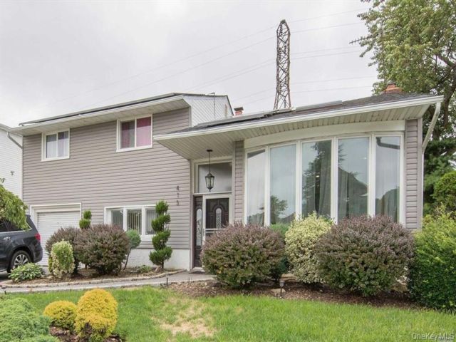  4 BR,  2.00 BTH &nbsp;Split ranch style home in East Meadow